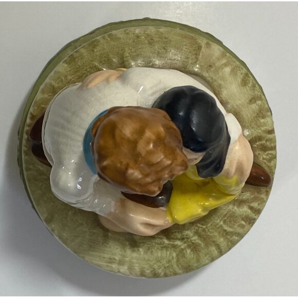 Love Story Rotating Music Box Hugging Couple Japan Green White Yellow Brown - Picture 2 of 6